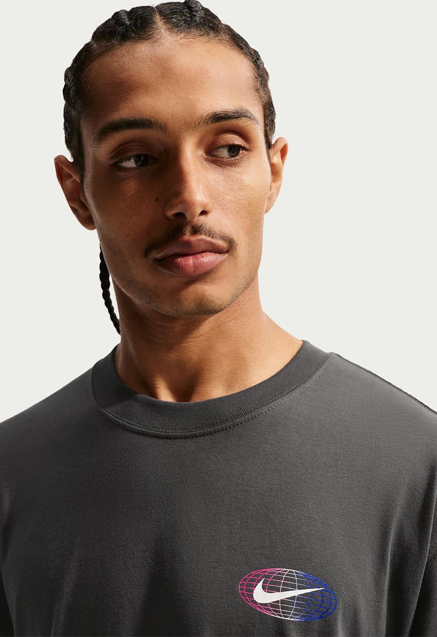 Nike - NSW Athletic World Tour T-Shirt -Grey