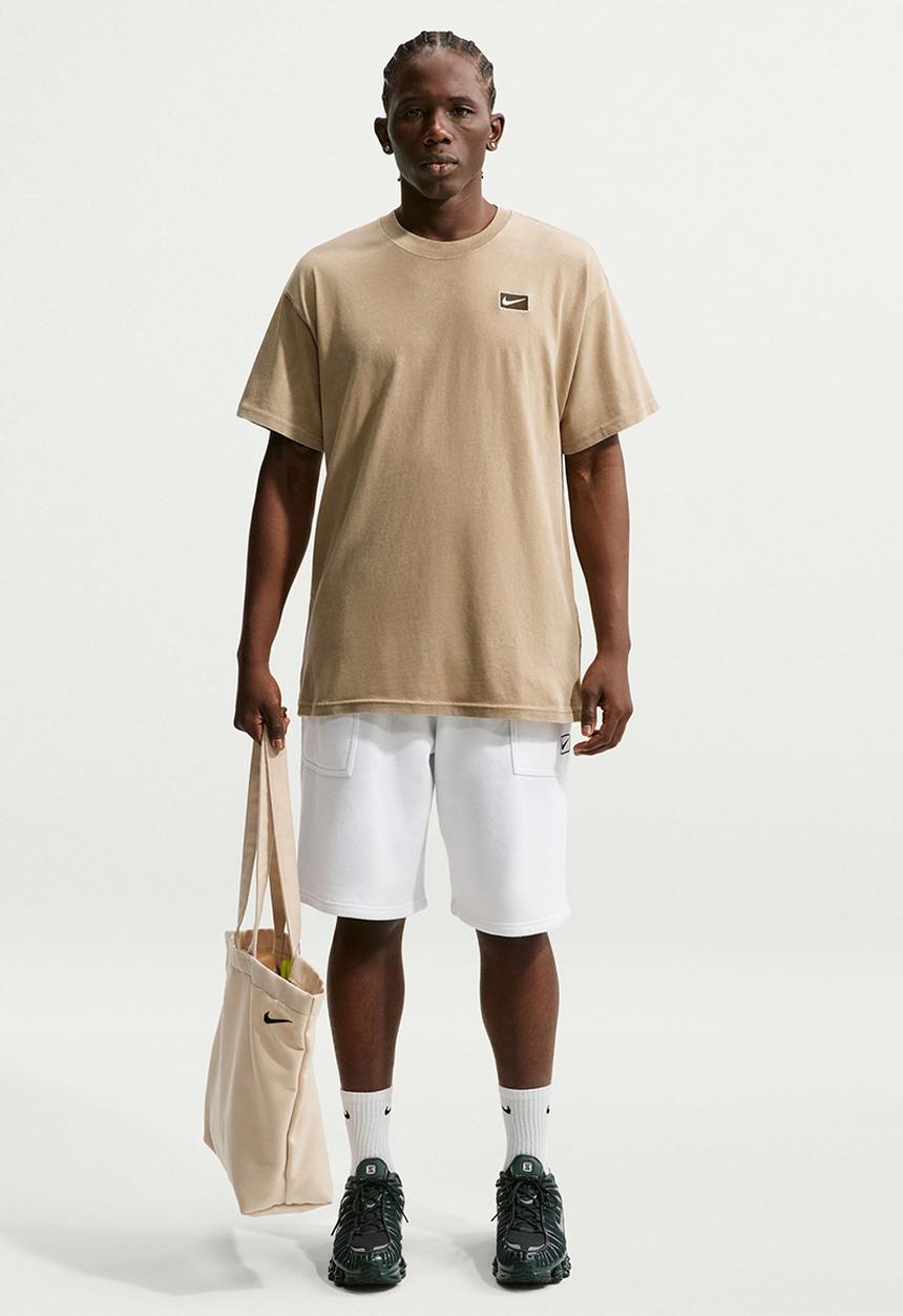 Nike - NSW Graphics SF  Tee - Parachute Beige