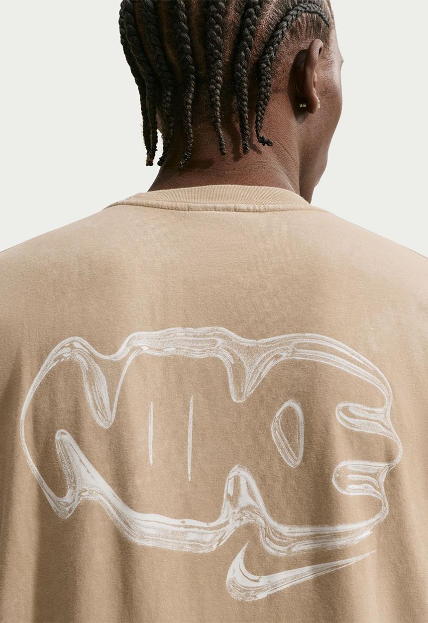 Nike - NSW Graphics SF  Tee - Parachute Beige