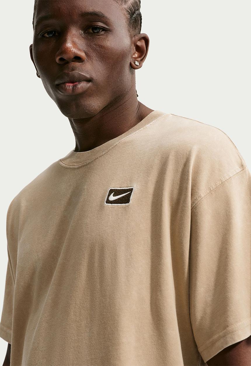 Nike - NSW Graphics SF  Tee - Parachute Beige
