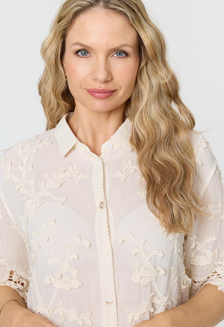 MANDI - S/S Button Throuygh Easy Weasring Boxy Shirt Top With Lace At Hem - Cream