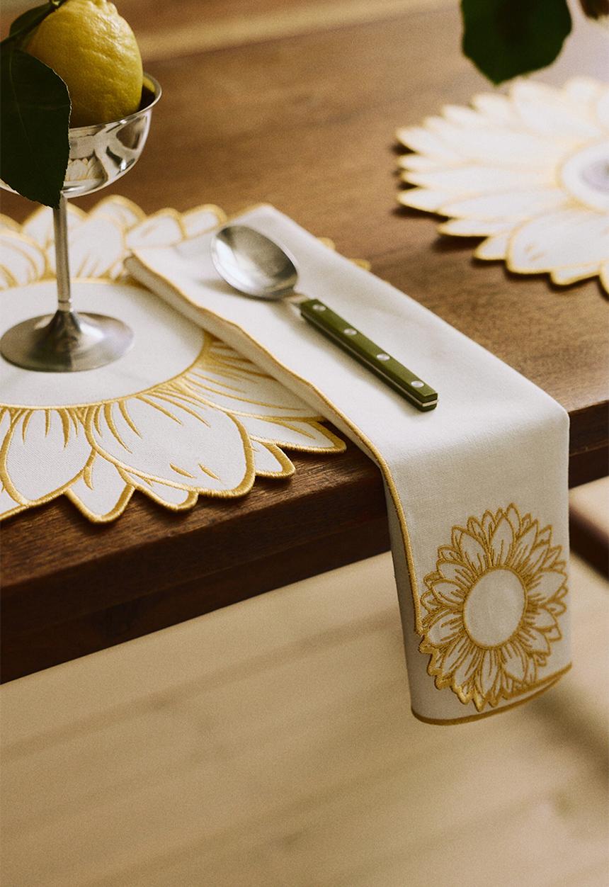 H&M - 4-pack embroidery-detail linen-blend napkins - white/yellow