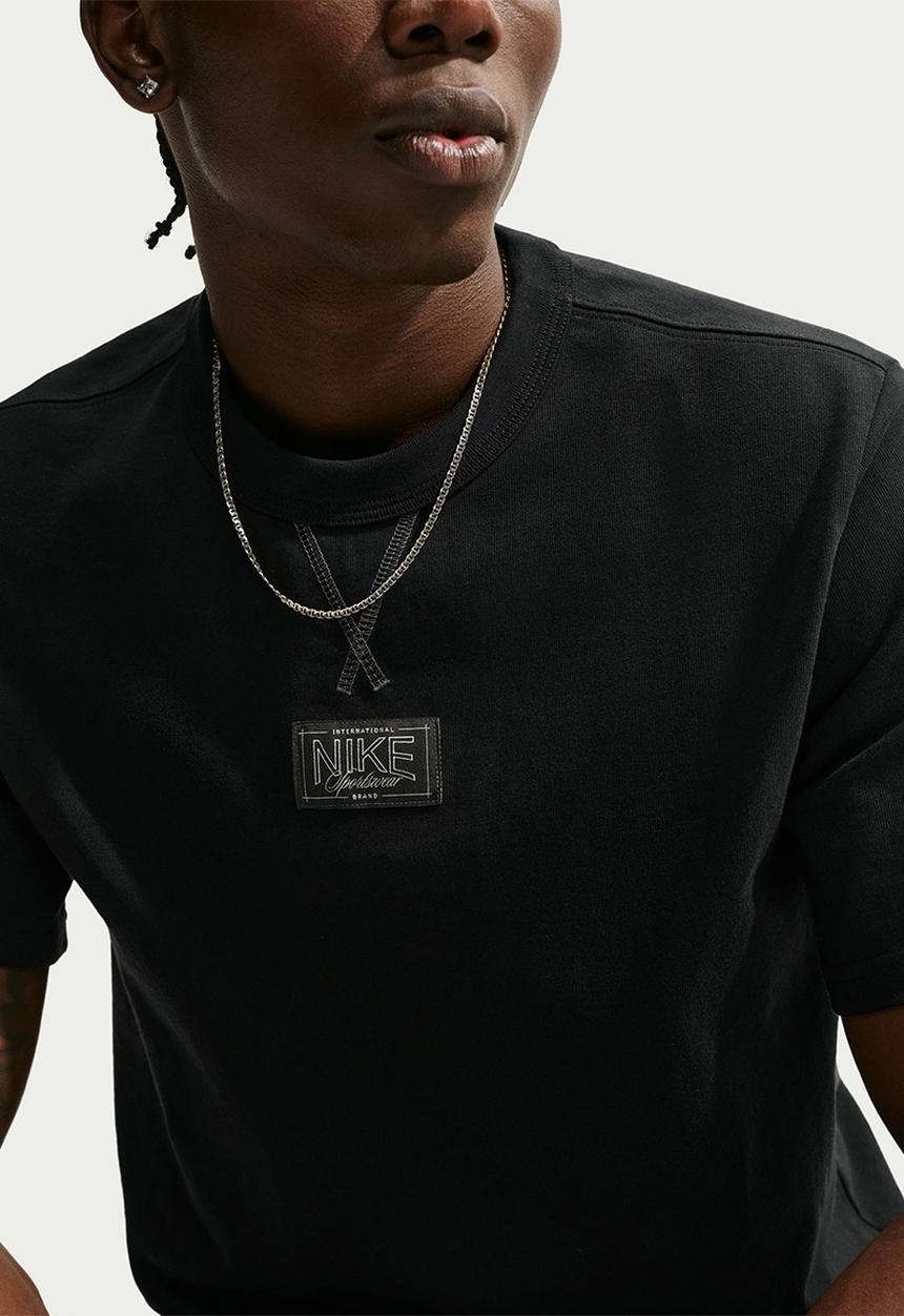 Nike - NSW Tailored Premium Patch Tee - Black