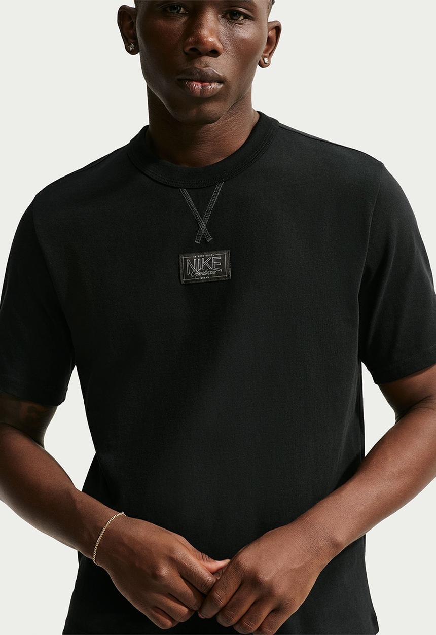 Nike - NSW Tailored Premium Patch Tee - Black