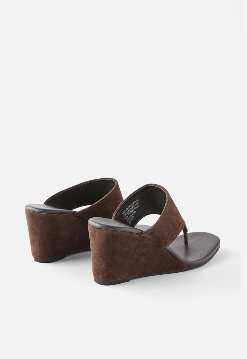 Cotton On - Bobbie flip flop wedge - choc micro