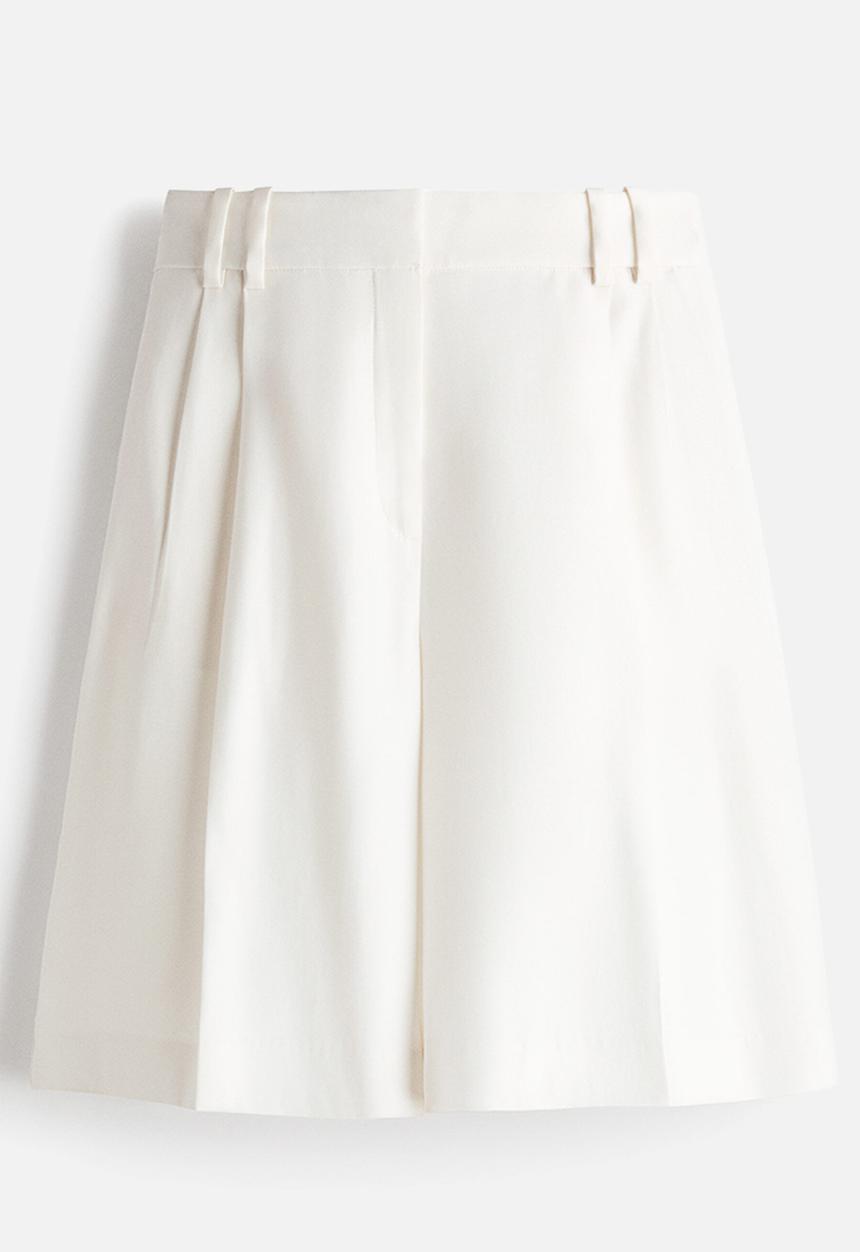 H&M - Tailored bermuda shorts - ivory