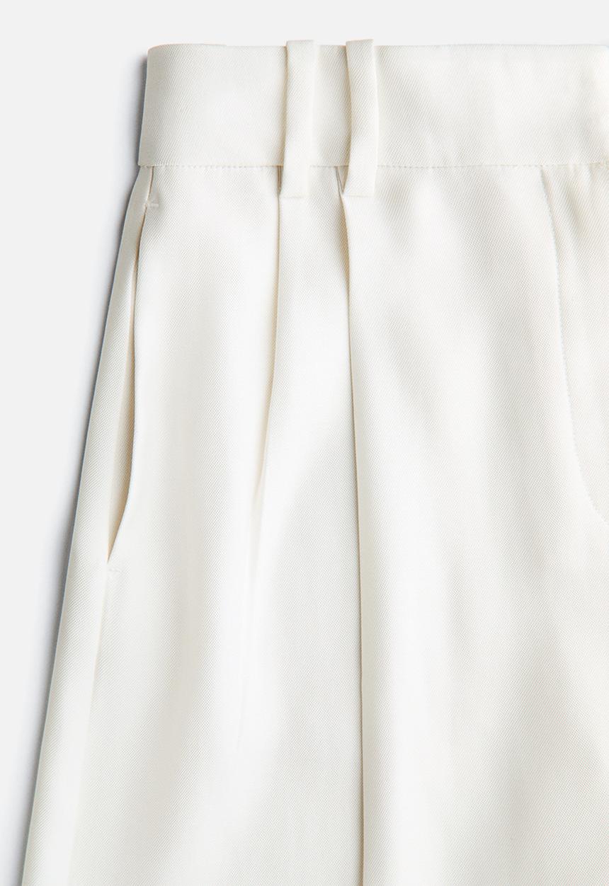 H&M - Tailored bermuda shorts - ivory
