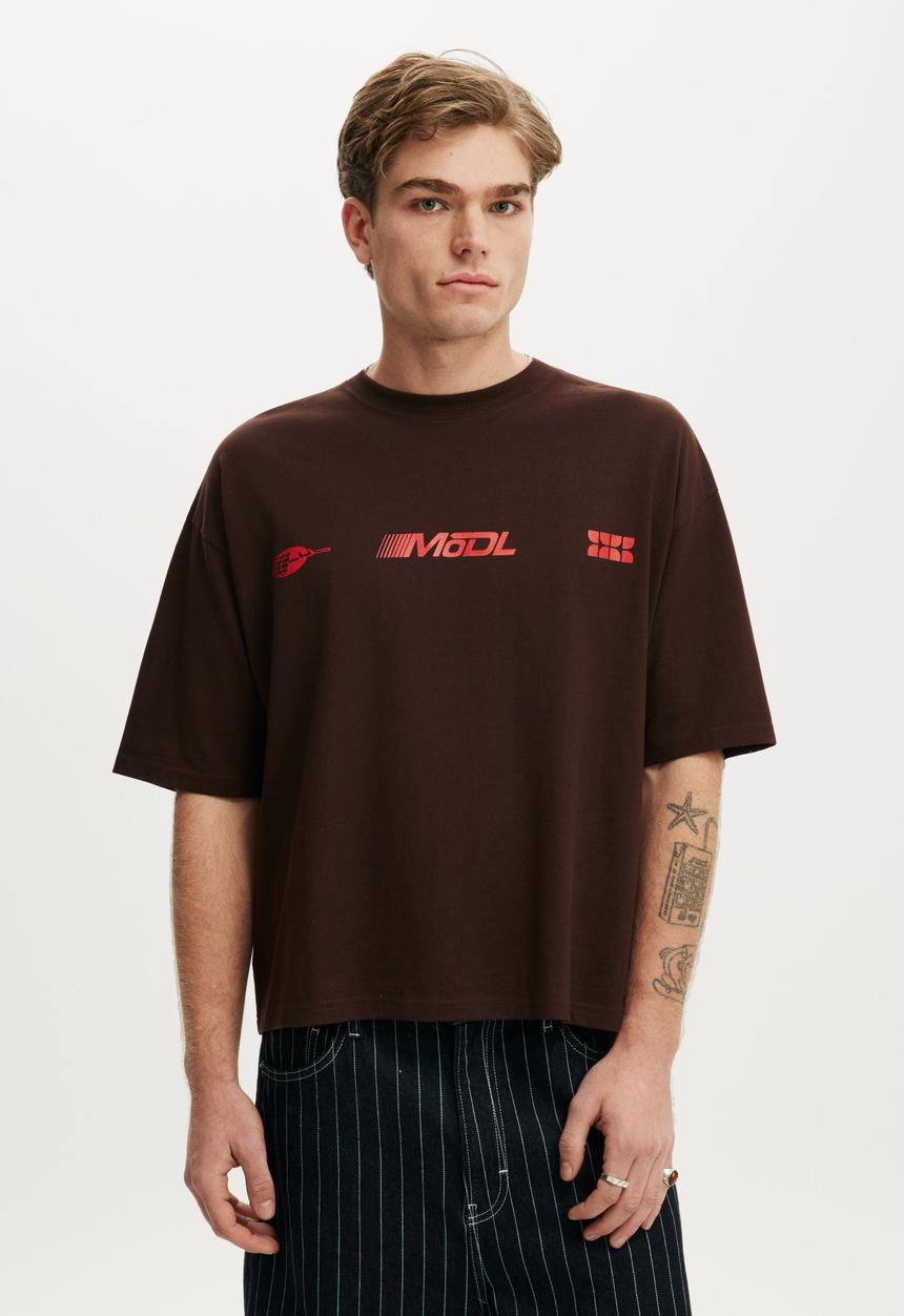 Cotton On - Cropped Fit Graphic T-shirt - Dark Oak/Global