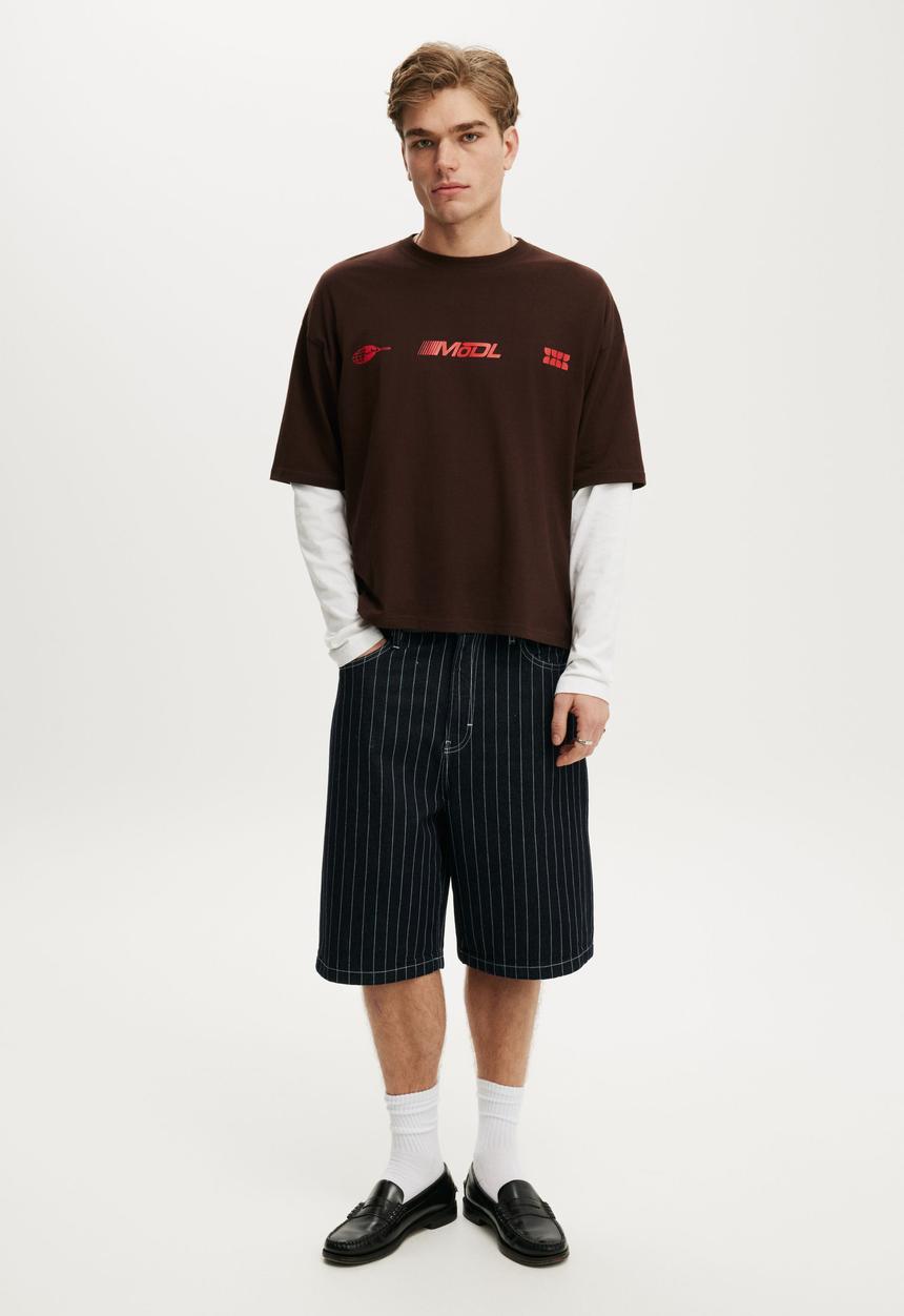Cotton On - Cropped Fit Graphic T-shirt - Dark Oak/Global