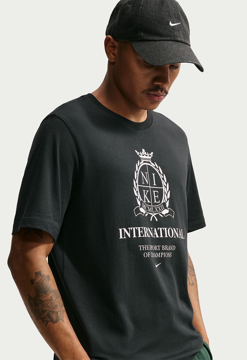 Nike - NSW  Club Connect Graphic T-Shirt - Black/White