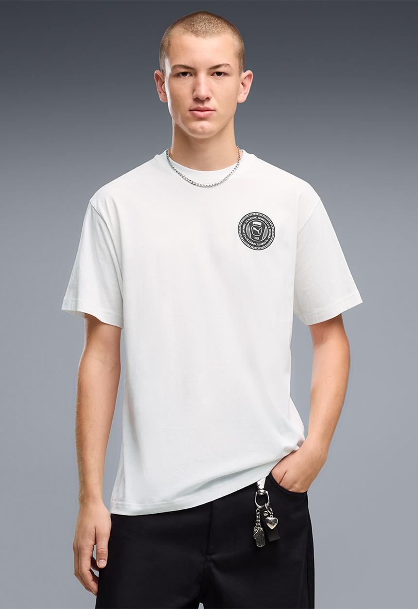 PUMA - GRAPHICS Relaxed Badge Tee - White