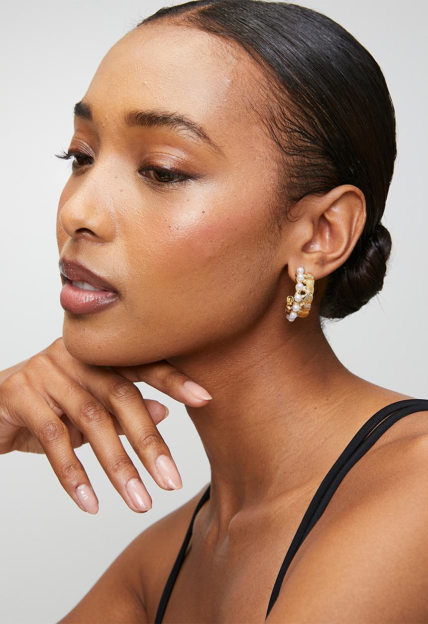 Zoe on Trend - Stylish Pearl Accent Earrings - Gold