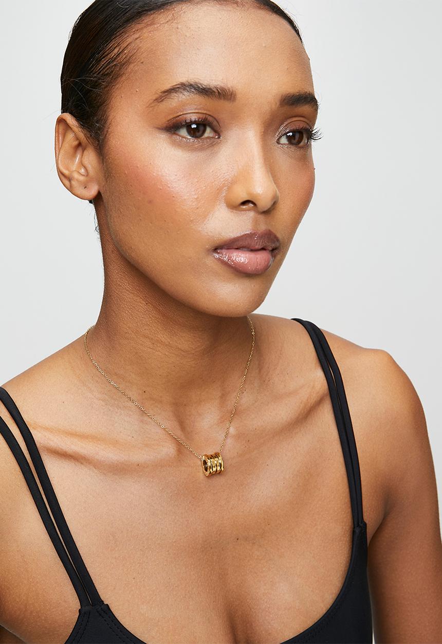 Zoe on Trend - Trendy Pendant Necklace - Gold