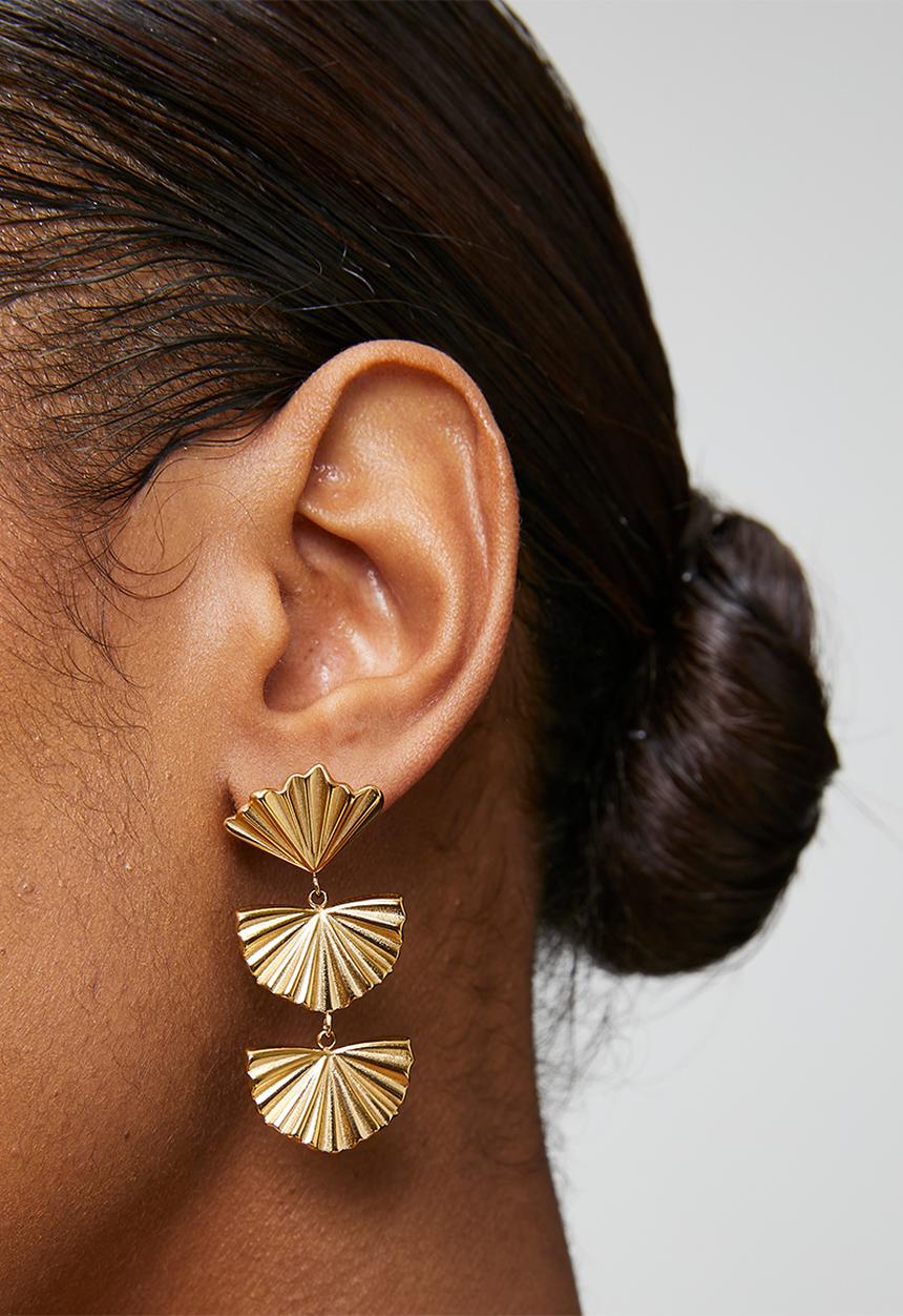 Zoe on Trend - Elegant Tier-Drop Earrings - Gold