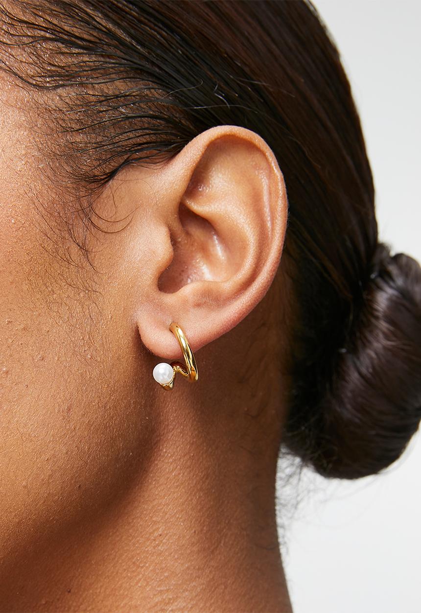Zoe on Trend - Elegant Pearl Hoop Earrings - Gold