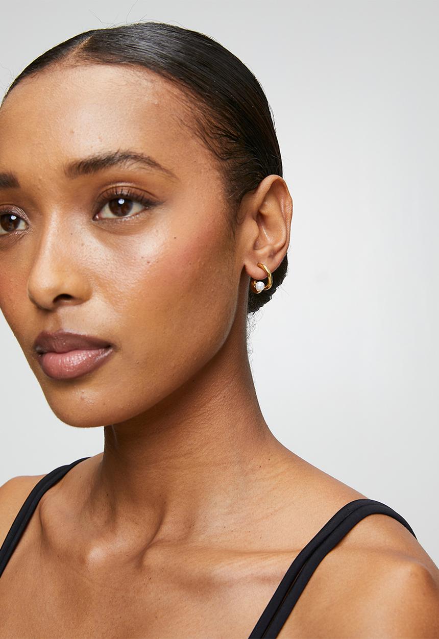 Zoe on Trend - Elegant Pearl Hoop Earrings - Gold