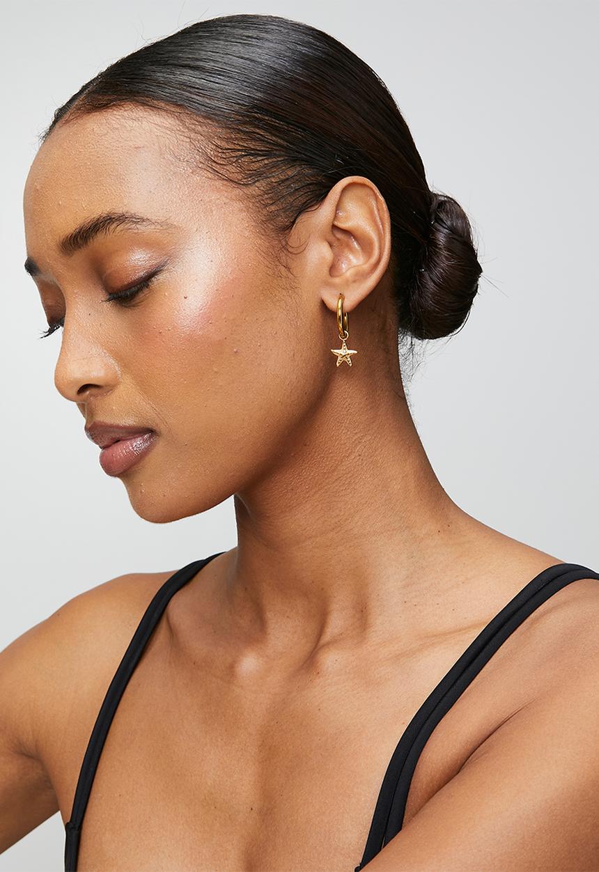 Zoe on Trend - Star Dangle Hoop Earrings - Gold