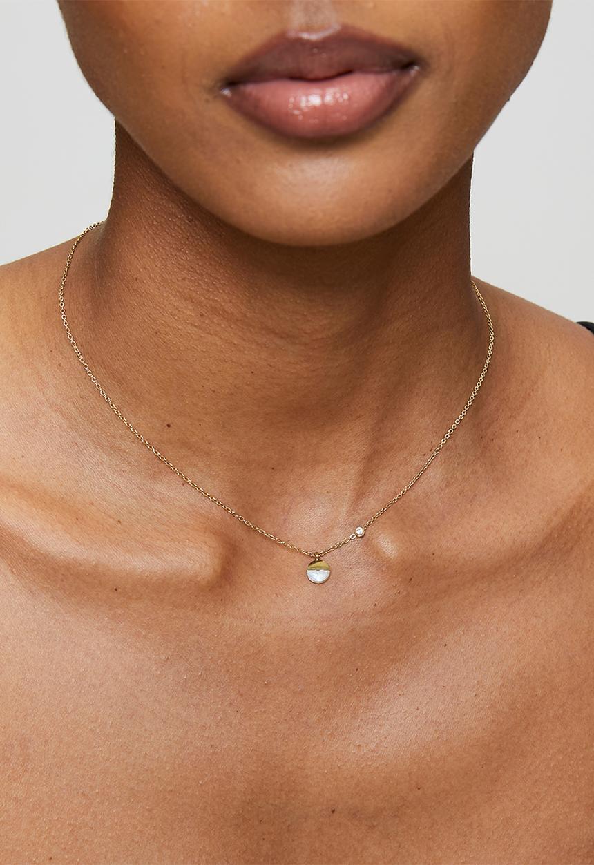 Zoe on Trend - Stylish Pendant Necklace - Gold