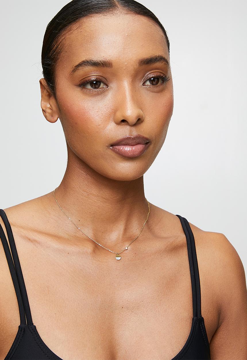 Zoe on Trend - Stylish Pendant Necklace - Gold