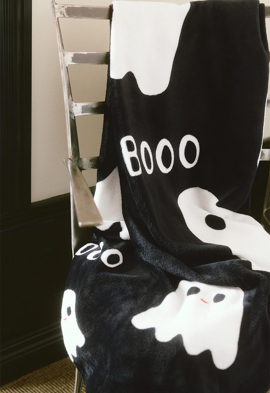 H&M - Patterned fleece blanket - black/ghosts