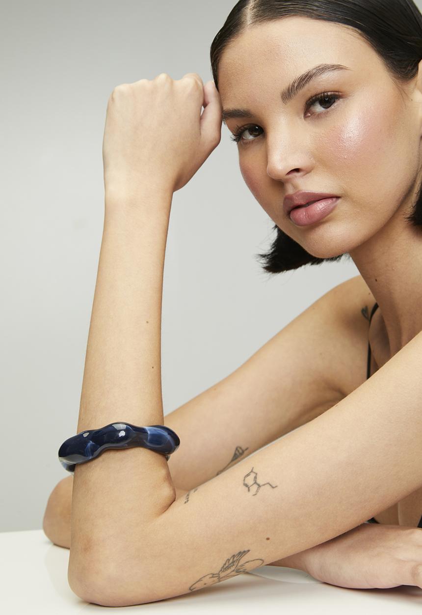 Tessa Design - Paloma Wavy Resin Bangle - Blue