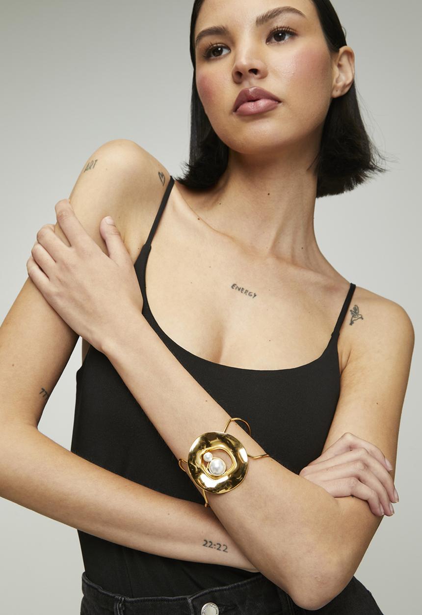 Tessa Design - Velvet Sculptural Pearl Bangle - Gold