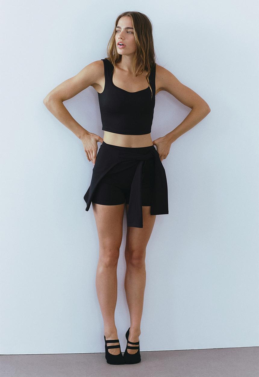 H&M - Sports vest top with sculptmove. - black