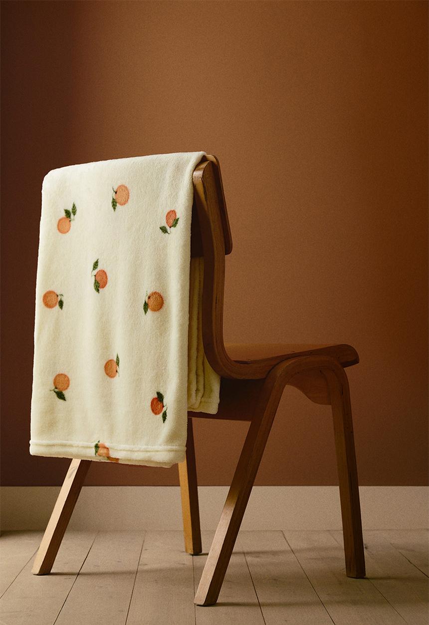 H&M - Patterned fleece blanket - light yellow/oranges