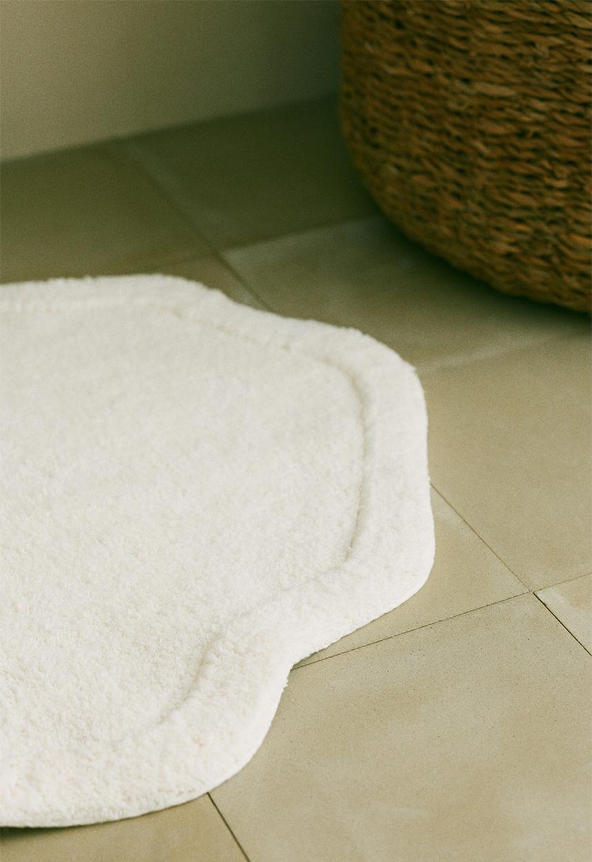 H&M - Tufted cotton bath mat - white