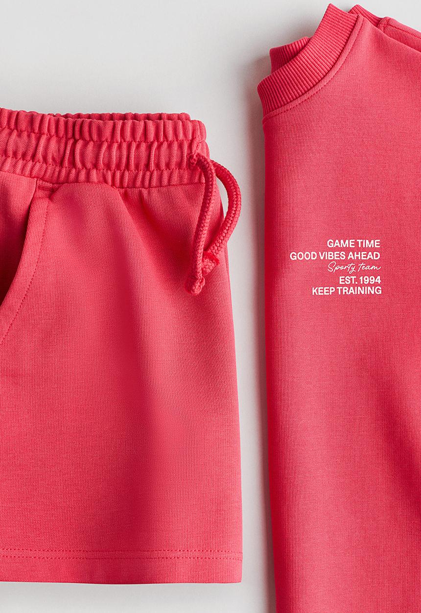 H&M - 2-piece t-shirt and sweatshorts set - red/game time