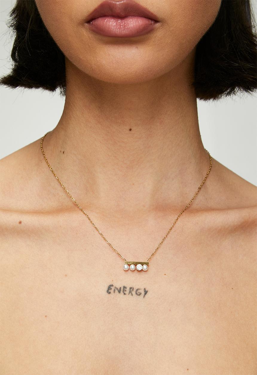 Zoe on Trend - Elegant Pearl Necklace - Gold