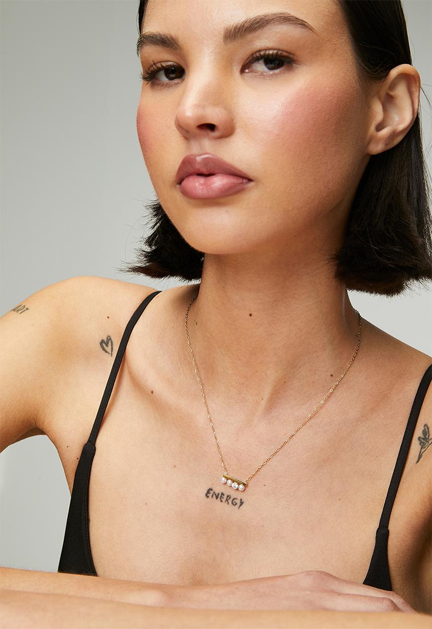 Zoe on Trend - Elegant Pearl Necklace - Gold