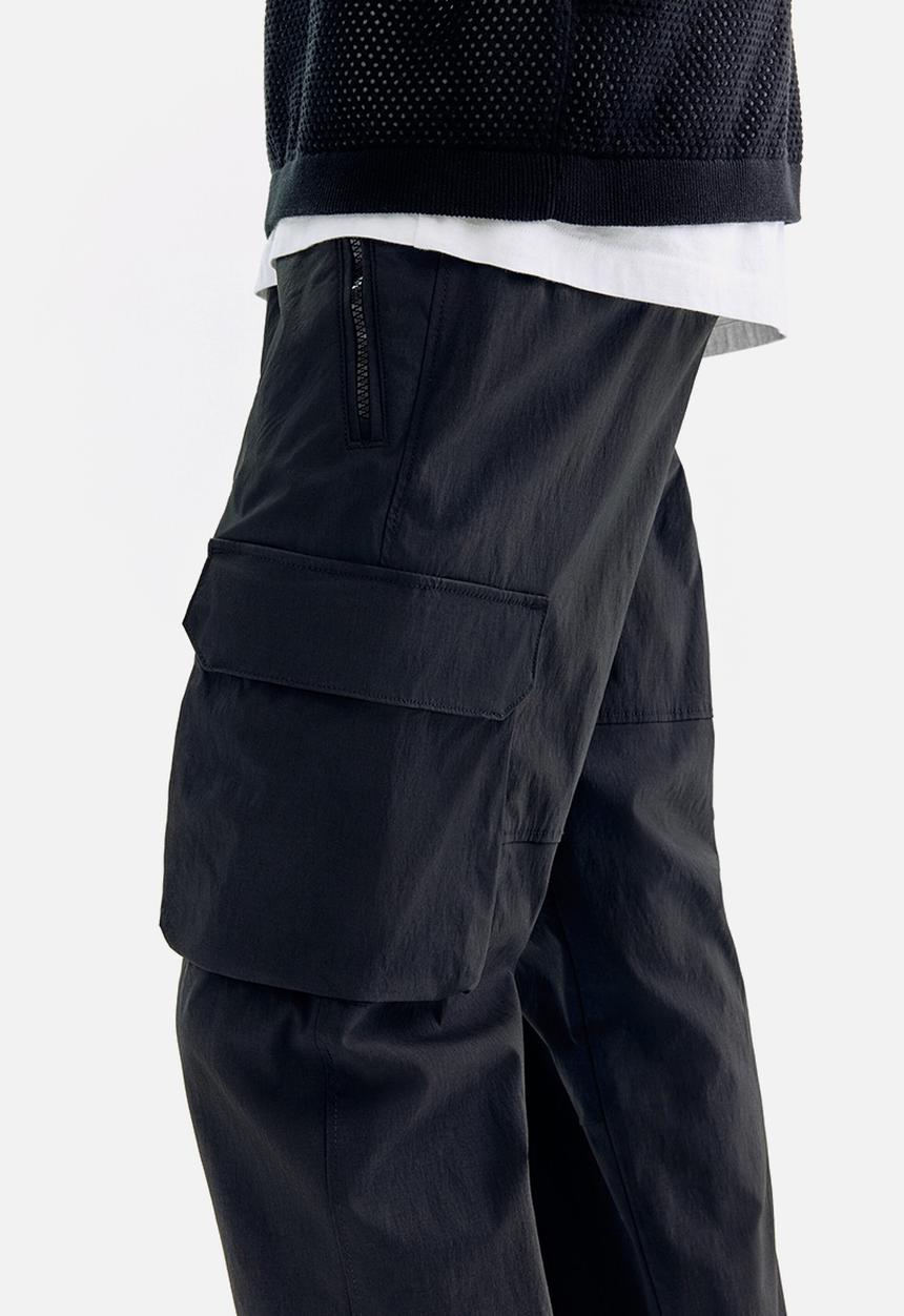 H&M - Regular fit nylon cargo trousers - black