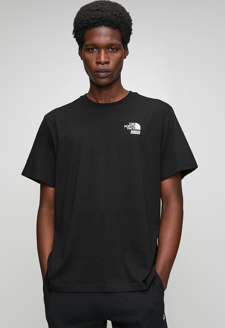 The North Face - SIXTY YEARS OF INNOVATION SHORT SLEEVE TEE - TNF BLACK