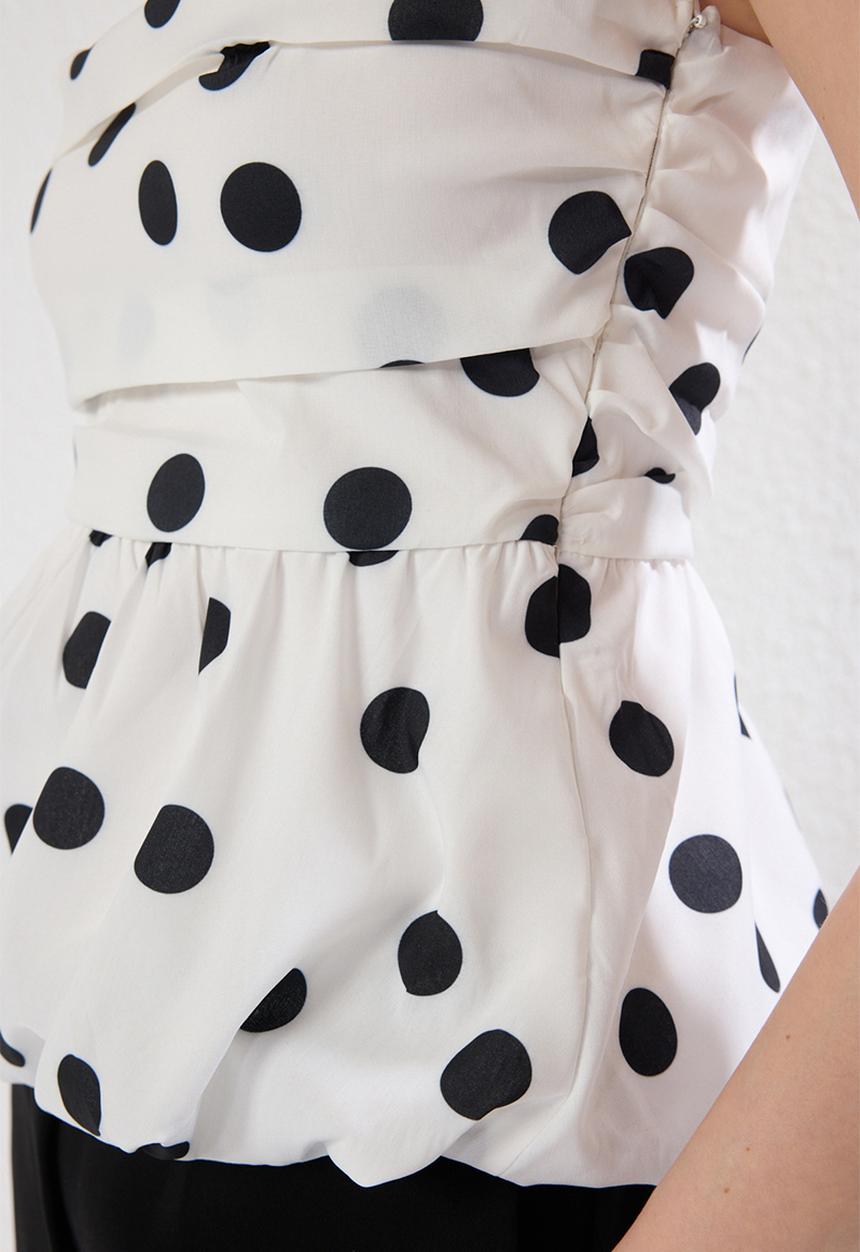 Trendyol - Strapless Balloon-Fit Polka Dot Blouse - White