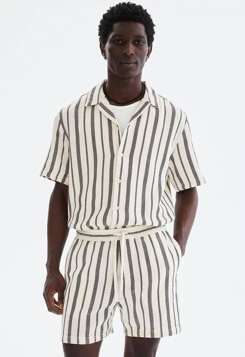 H&M - Regular fit shorts - black/striped