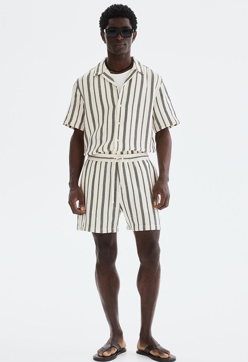 H&M - Regular fit shorts - black/striped