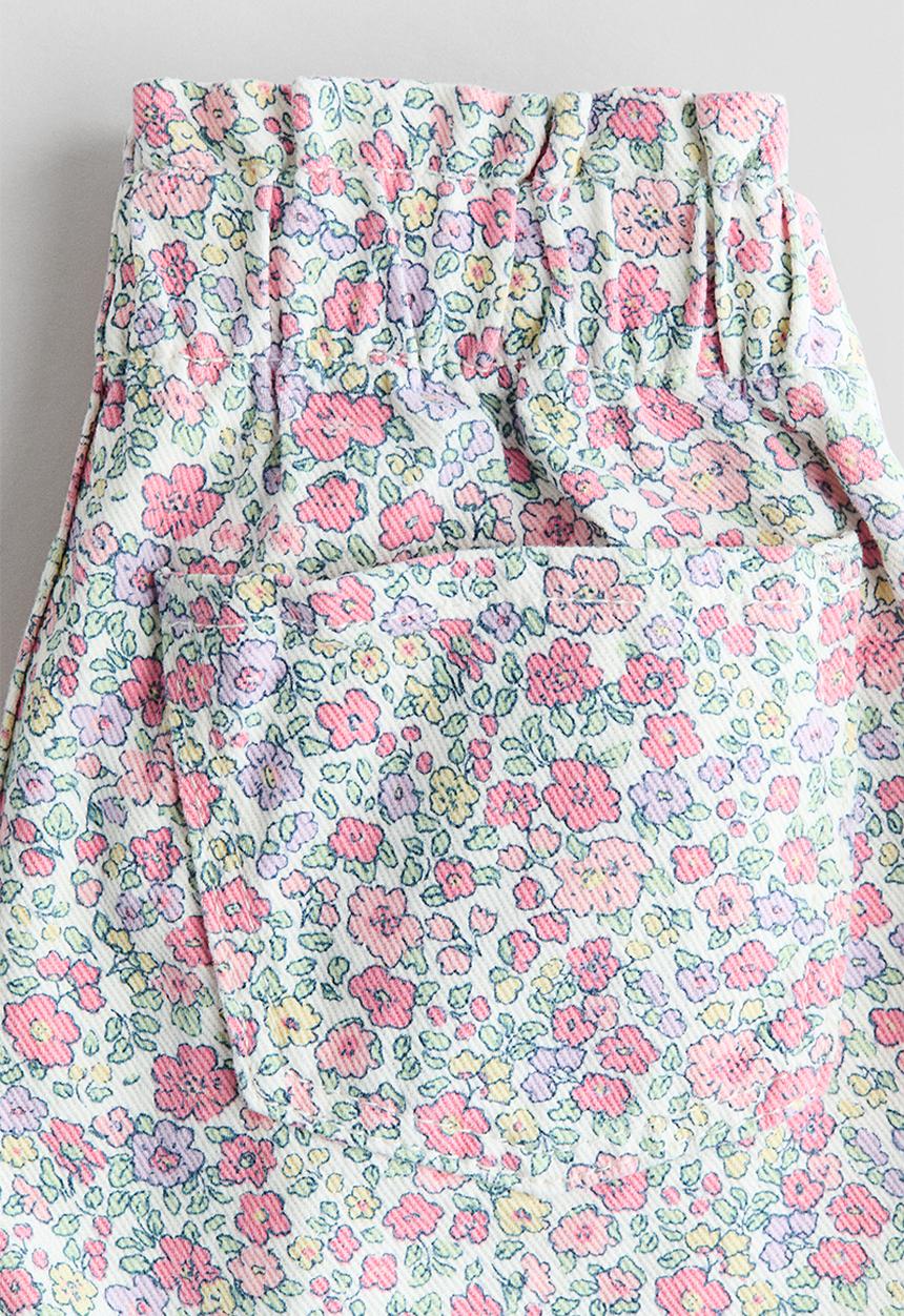 H&M - Loose fit denim shorts - white/floral
