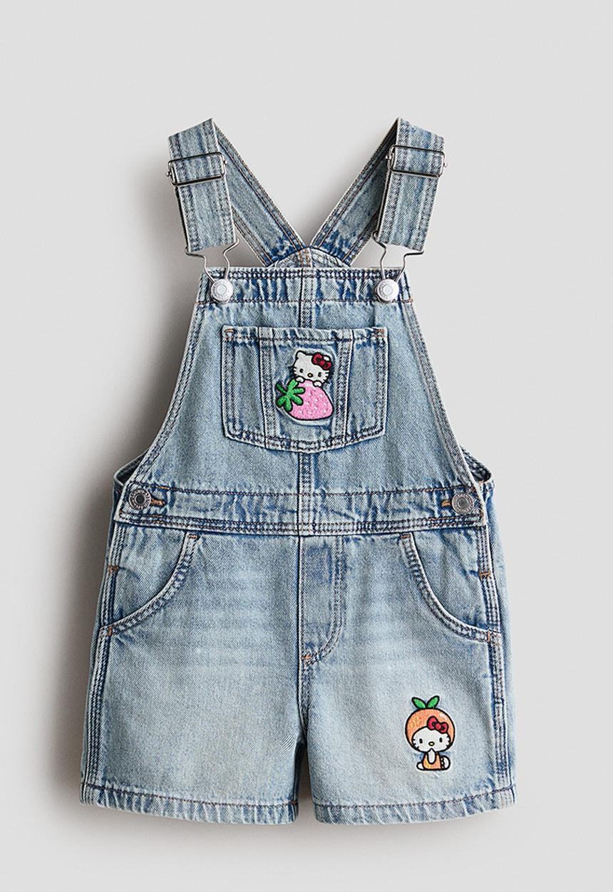 H&M - Appliquéd denim dungaree shorts - light denim blue/hello kitty