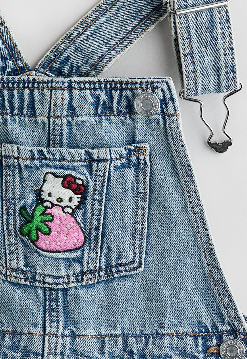 H&M - Appliquéd denim dungaree shorts - light denim blue/hello kitty
