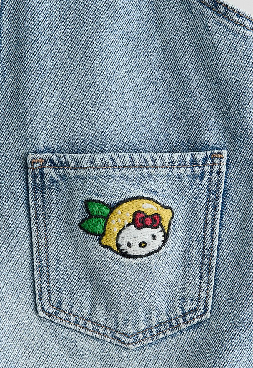 H&M - Appliquéd denim dungaree shorts - light denim blue/hello kitty