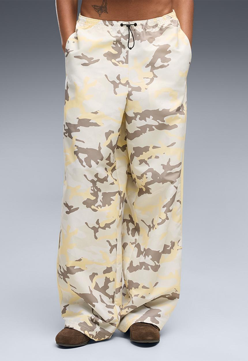 PUMA - Street Glam Relaxed Camo Woven Pants Op - Buttercream-Aop