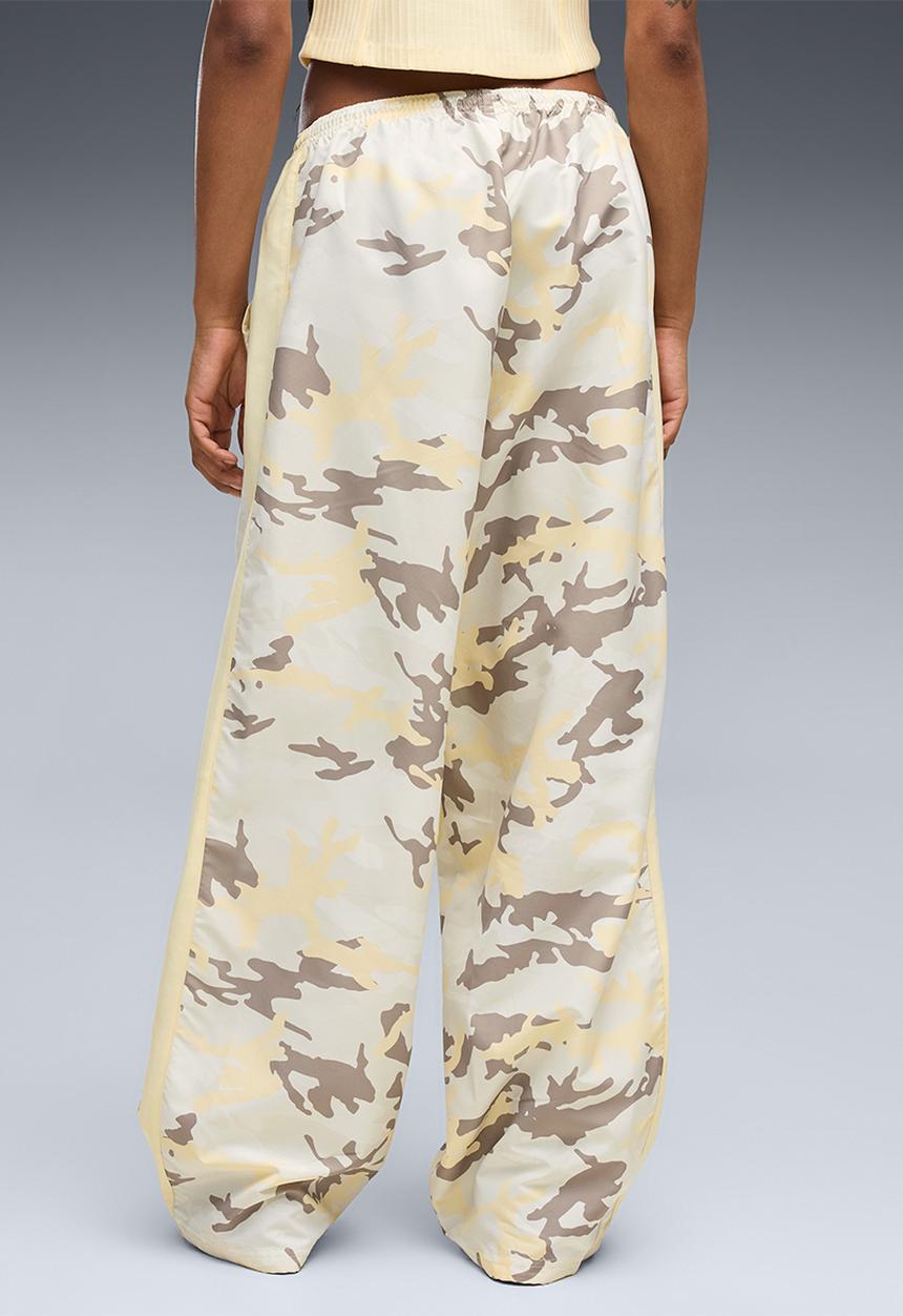 PUMA - Street Glam Relaxed Camo Woven Pants Op - Buttercream-Aop