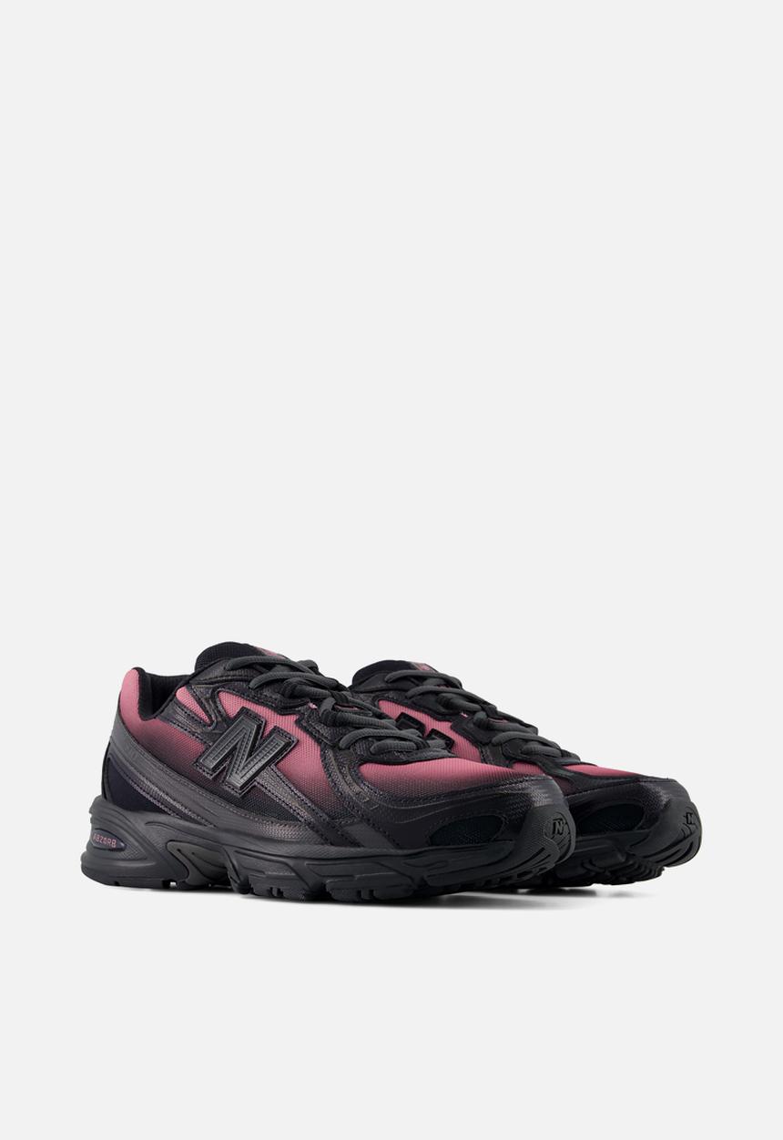 New Balance  - 740 - black