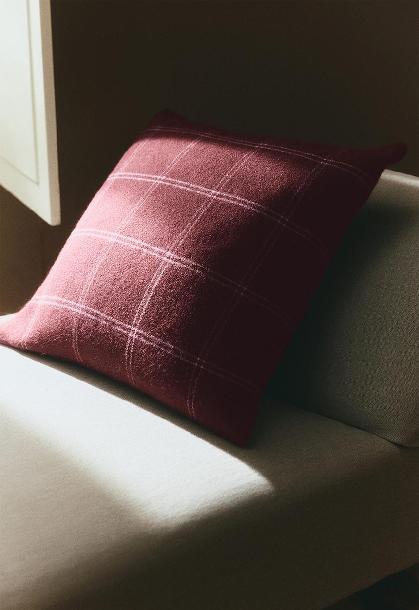 H&M - Viscose-blend cushion cover - dark plum red/checked