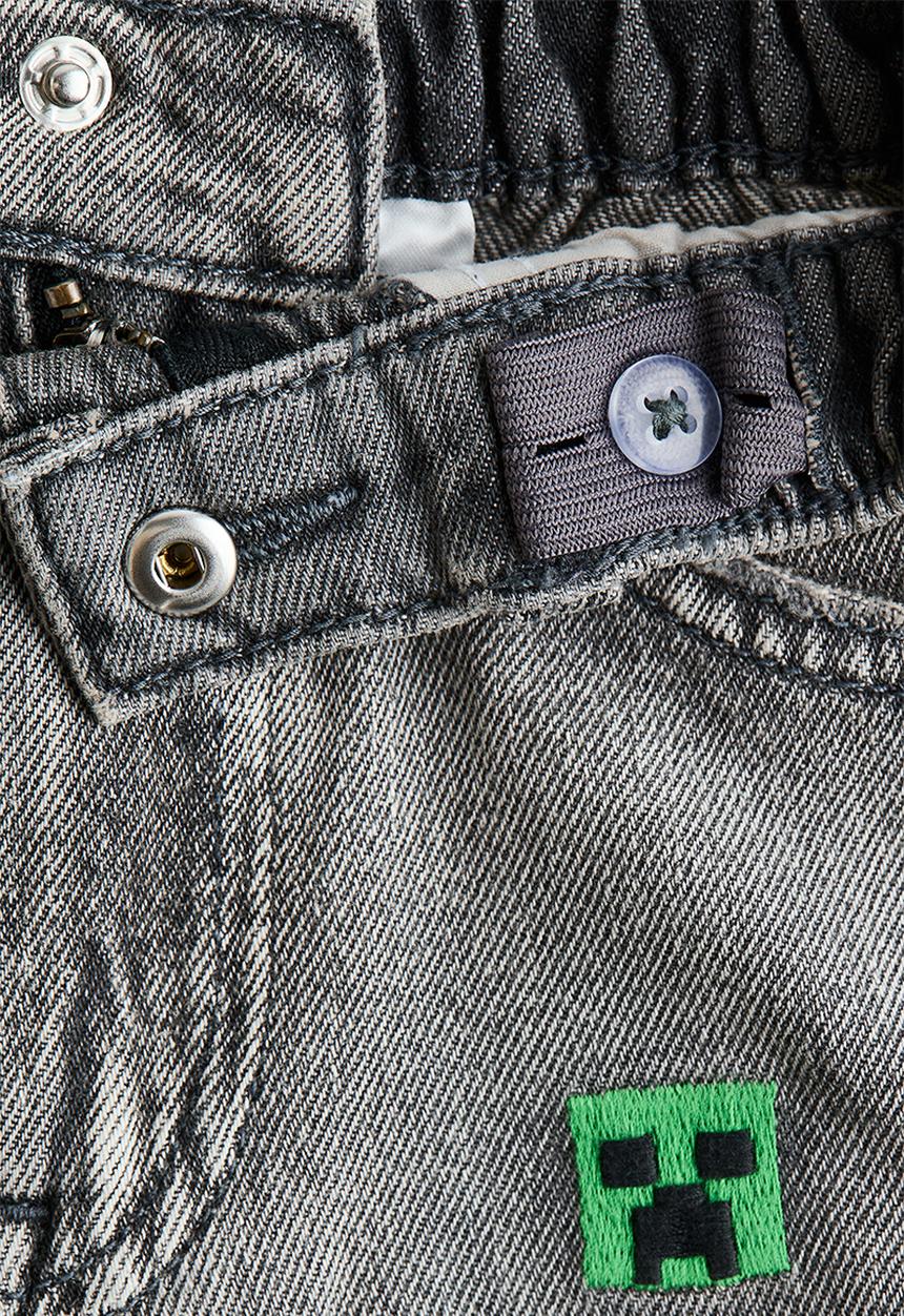 H&M - Regular fit printed  jeans - denim grey/minecraft