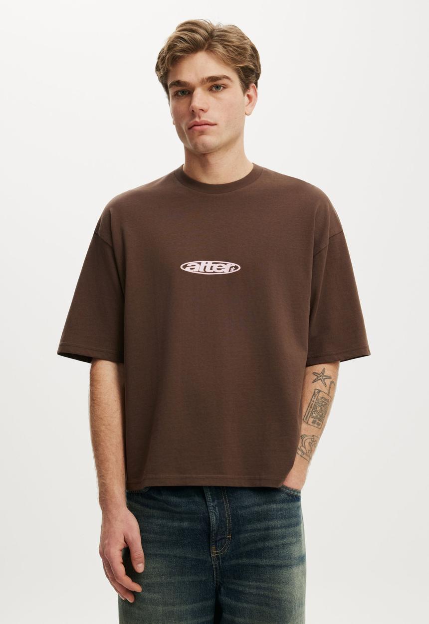 Cotton On - Cropped Fit Graphic T-Shirt-Espresso / Alter