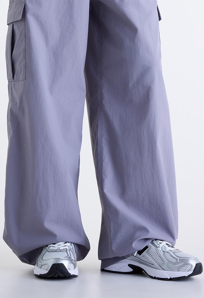 New Balance  - NB Athletics Cargo Pant - Off-Line Grey