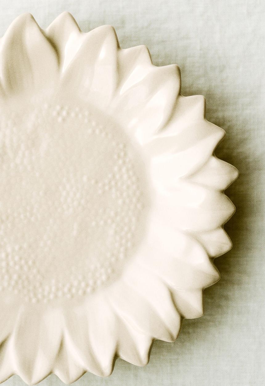 H&M - Sunflower-shaped mid plate - light beige
