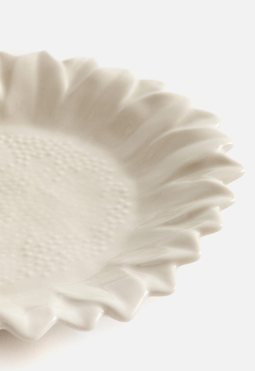 H&M - Sunflower-shaped mid plate - light beige
